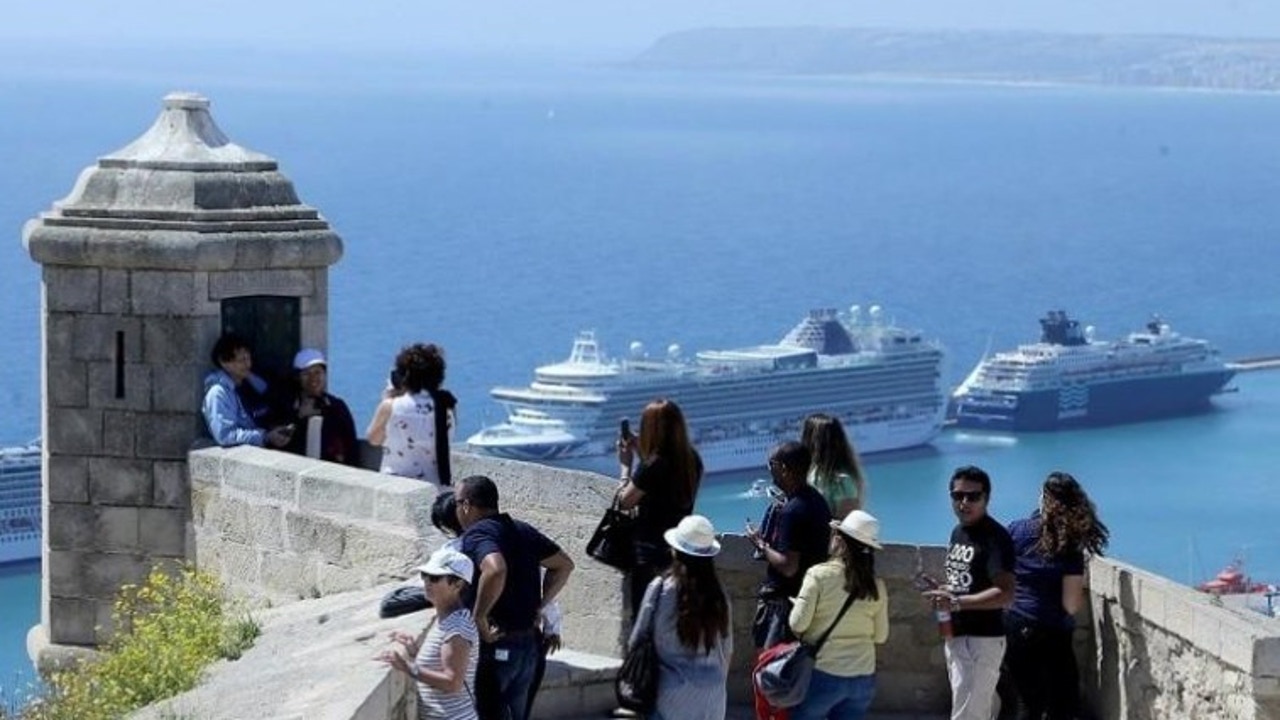 El Puerto de Alicante: 48.369 toneladas de mercancías250.000 cruceristas