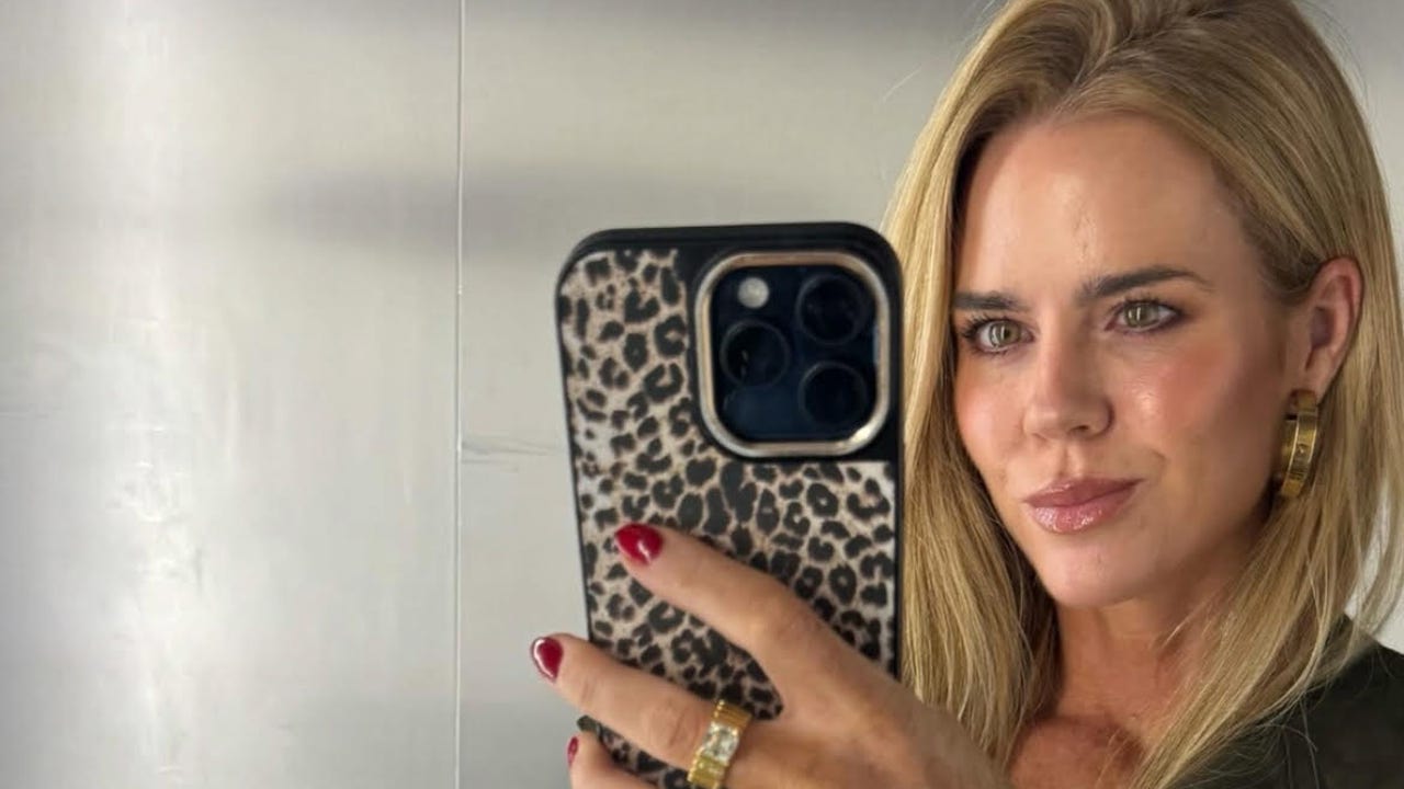 Amelia Bono se suma a la tendencia más buscada de otoño: así se lleva el pañuelo a la cintura con vaqueros