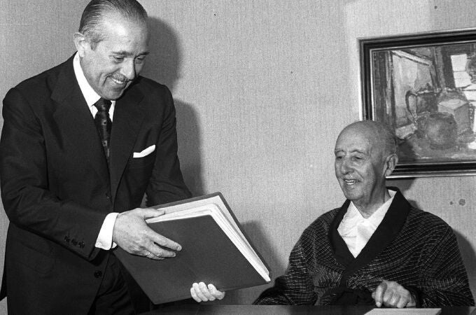 MD-04 Fotografía de archivo (17-7-74) del anterior jefe del Estado, Francisco Franco (d), despachando con el entonces presidente del Gobierno, Carlos Arias Navarro (i), en su habitación del hospital de La Paz, donde se encontraba ingresado. El próximo lunes, 20 de noviembre, se cumple el 25 aniversario de la muerte de Franco.