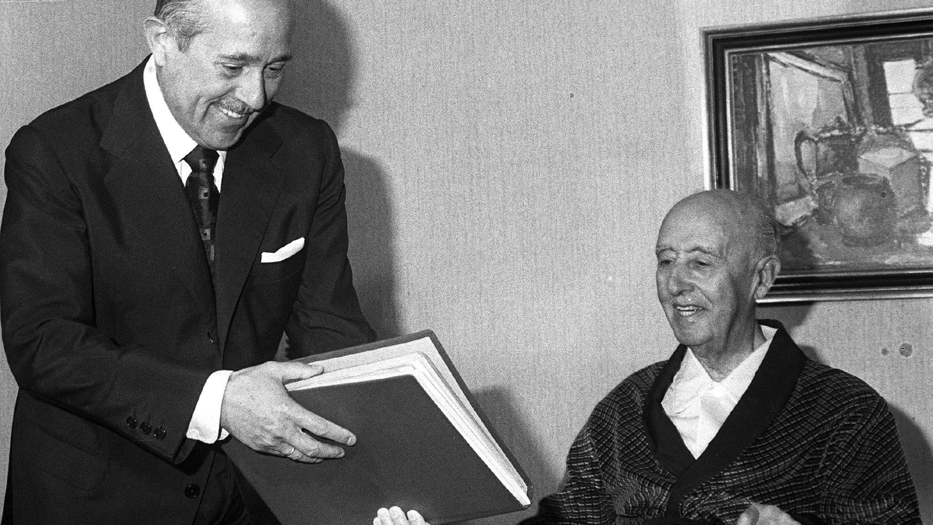 MD-04 Fotografía de archivo (17-7-74) del anterior jefe del Estado, Francisco Franco (d), despachando con el entonces presidente del Gobierno, Carlos Arias Navarro (i), en su habitación del hospital de La Paz, donde se encontraba ingresado. El próximo lunes, 20 de noviembre, se cumple el 25 aniversario de la muerte de Franco.