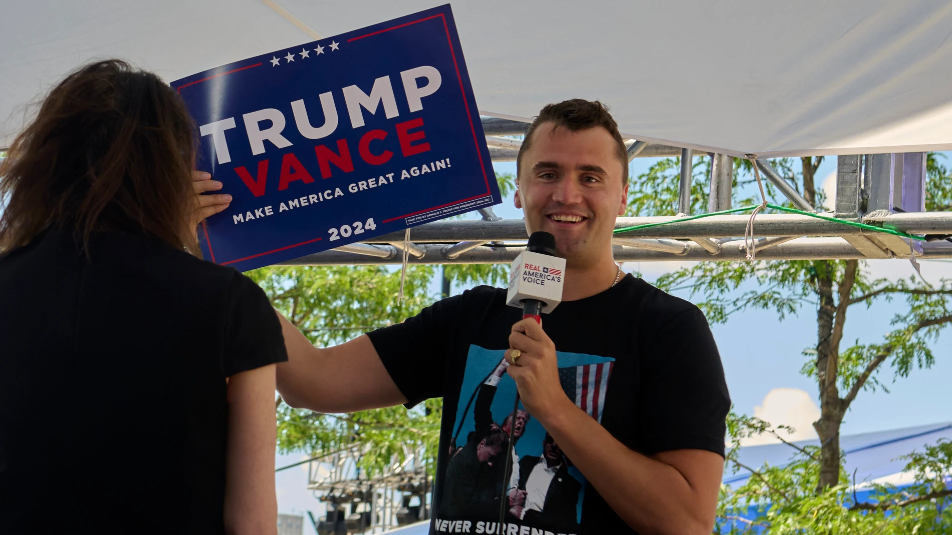 (Foto de ARCHIVO) July 17, 2024, Milwaukee, Wisconsin, USA: Turning Point USA creator Charlie Kirk holds a sign supporting Donald Trump and J.D. Vance in Milwaukee, Wisconsin on the third day of the 2024 Republican National Convention on Wednesday. Europa Press/Contacto/Dominic Gwinn 17/07/2024 ONLY FOR USE IN SPAIN