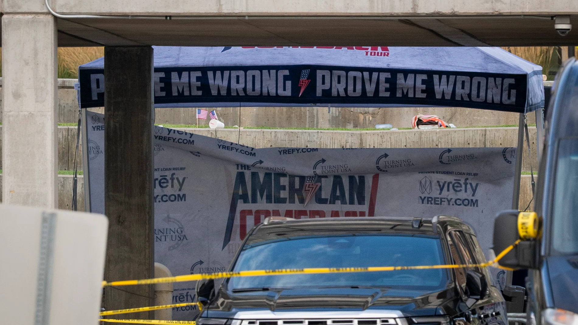 OREM (United States), 10/09/2025.- Police line tapes off the scene following the shooting of Charlie Kirk, the CEO and co-founder of the conservative youth organization Turning Point USA, at Utah Valley University in Orem, Utah, USA, 10 September 2025. Kirk was shot at an event he was hosting at Utah Valley University and was removed from the premises by his security team. He later died in the hospital. EFE/EPA/MARIELLE SCOTT