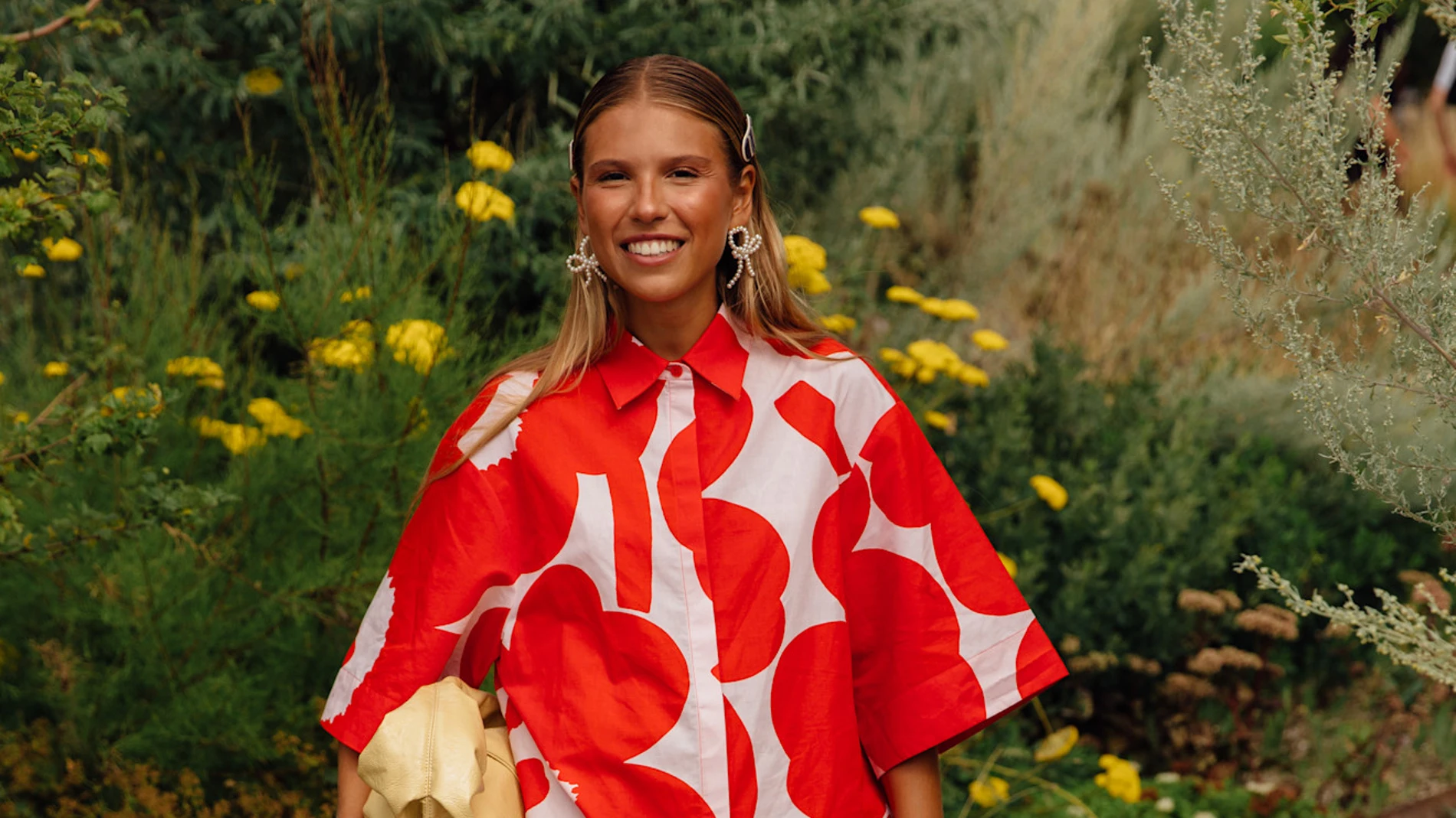 Influencer con camisa roja en el street style de Copenhague.