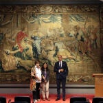 El alcalde de León, José Antonio Diez; la concejala de Acción y Promoción Cultural, Elena Aguado, y la directora de Restauración Textil de la Real Fábrica de Tapices, Verónica García, presentan la restauración del tapiz 'La continencia de Escipión'