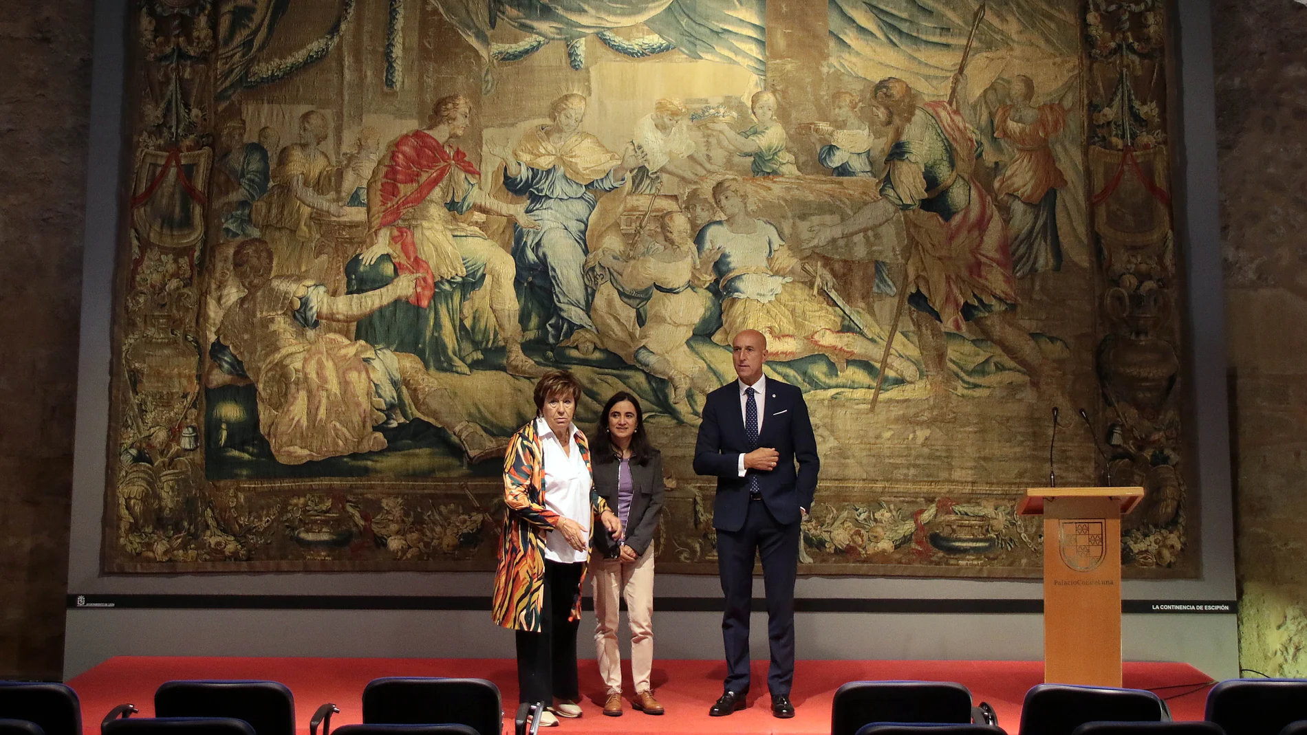 El alcalde de León, José Antonio Diez; la concejala de Acción y Promoción Cultural, Elena Aguado, y la directora de Restauración Textil de la Real Fábrica de Tapices, Verónica García, presentan la restauración del tapiz 'La continencia de Escipión'
