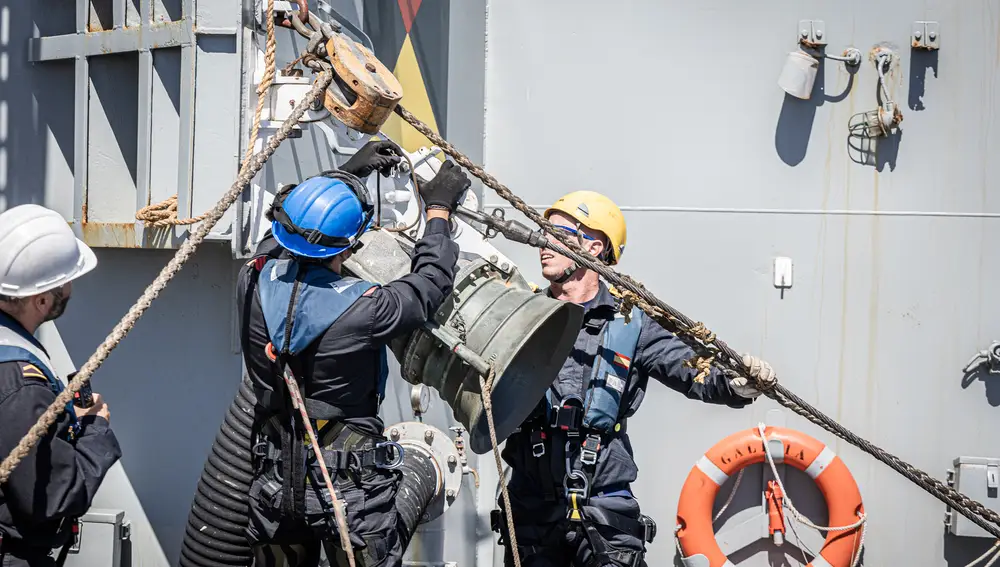 Marinos del Buque "Galicia" preparando la maniobra de recepción de combustible