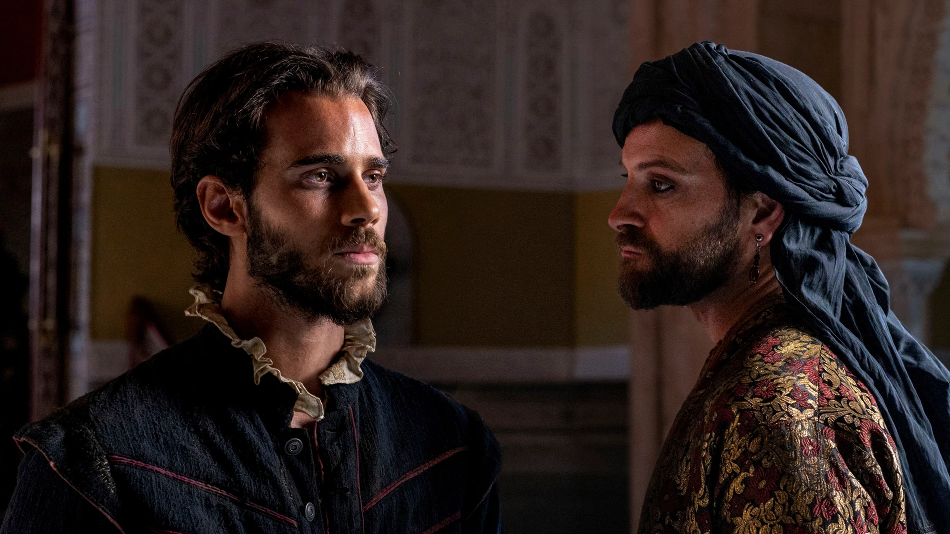 MADRID, 11/09/2025.- Fotograma de la película 'El cautivo' con los actores Julio Peña (i) y Alessandro Borghi. 'El cautivo' narra el encierro de Miguel de Cervantes en Argel en la que Alejandro Amenábar explora la posible homosexualidad y el espíritu aventurero del escritor. EFE/ The Walt Disney Studios SOLO USO EDITORIAL/SOLO DISPONIBLE PARA ILUSTRAR LA NOTICIA QUE ACOMPAÑA (CRÉDITO OBLIGATORIO)