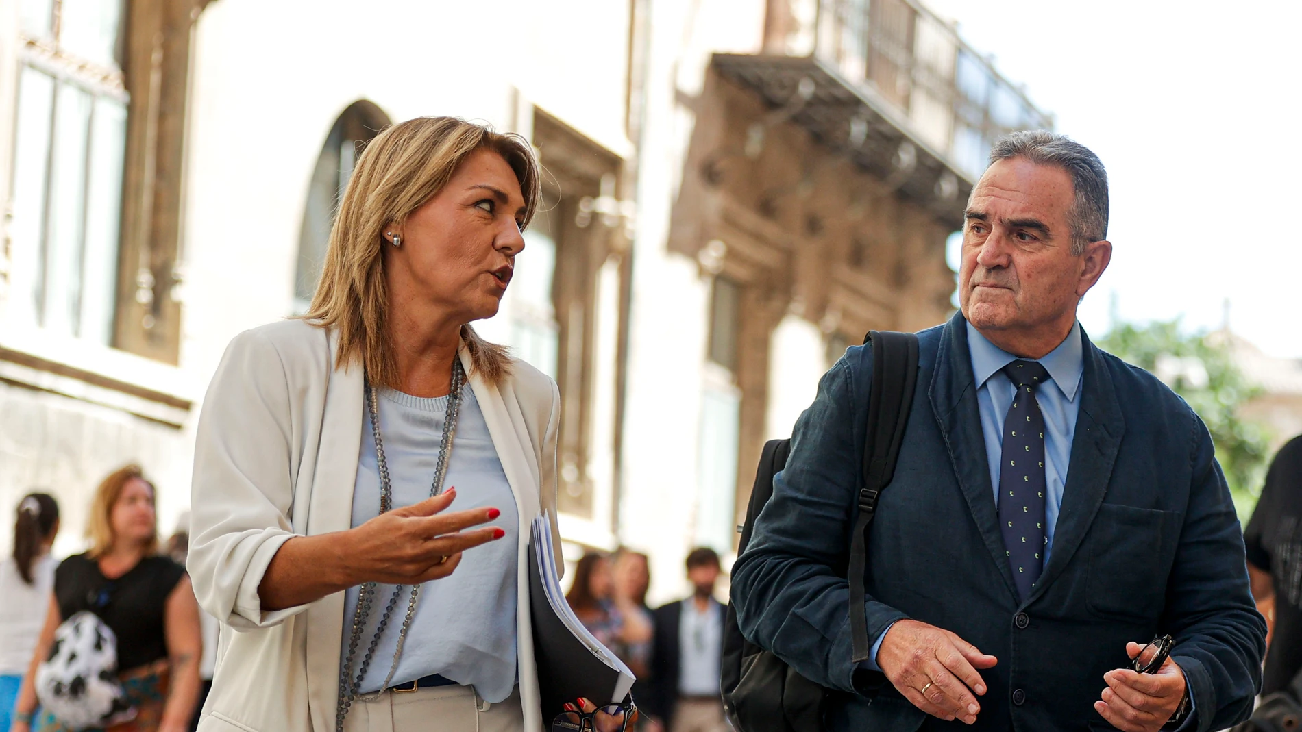 GRAFCVA9179. VALÉNCIA, 11/09/2025.- La vicepresidenta primera y portavoz del Consell, Susana Camarero, conversa con el vicepresidente segundo, Francisco José Gan Pampols, mientras se dirigen a la rueda de prensa en la que informan de los acuerdos alcanzados por el Gobierno valenciano tras su reunión plenaria semanal. EFE/Manuel Bruque