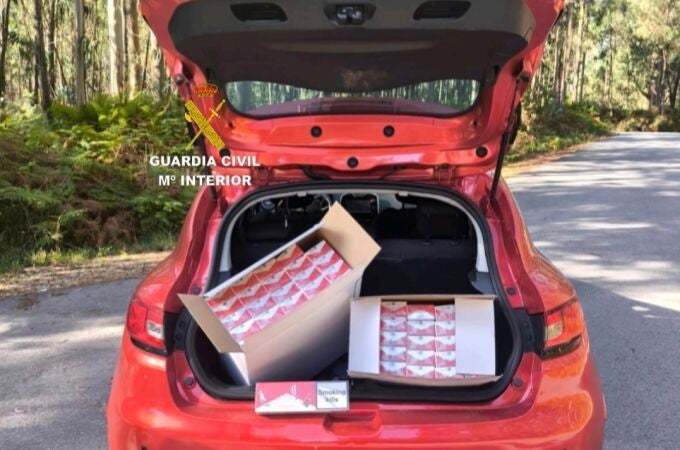 Intervenidas casi un millar de cajetillas de tabaco sin precinto ni estampilla, a un conductor de 21 años interceptado por la Guardia Civil en Sanxenxo (Pontevedra).