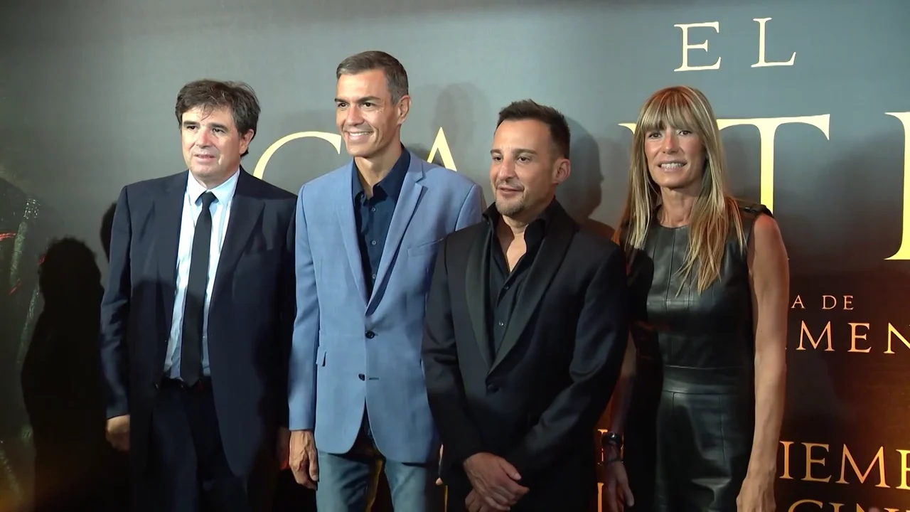 Sánchez asiste con Begoña Gómez a la 'premier' de la última película de Amenábar