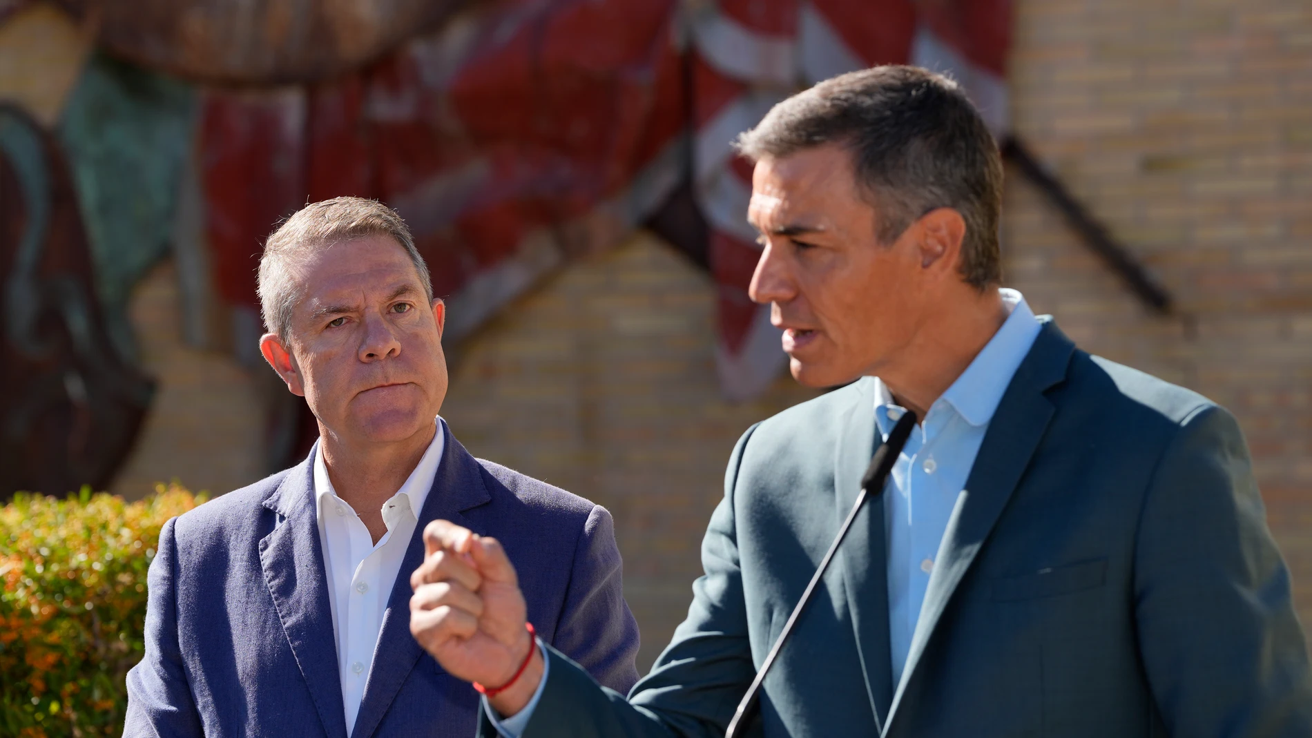 El presidente del Gobierno, Pedro Sánchez, acompañado por el presidente de la Junta de Castilla-La Mancha, Emiliano García Page, en el acto de presentación del Plan de Formación ante Emergencias para centros escolares, en el IES Fernando Zóbel de Cuenca, a 11 de septiembre de 2025, en Cuenca, Castilla-La Mancha (España). El objetivo del plan, es garantizar la formación de toda la comunidad educativa en la respuesta ante emergencias de protección civil. El plan también ofrecerá formación espec...