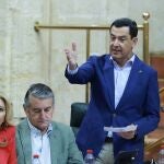 El presidente de la Junta, Juanma Moreno, en la sesión plenaria de este jueves en la Cámara autonómica