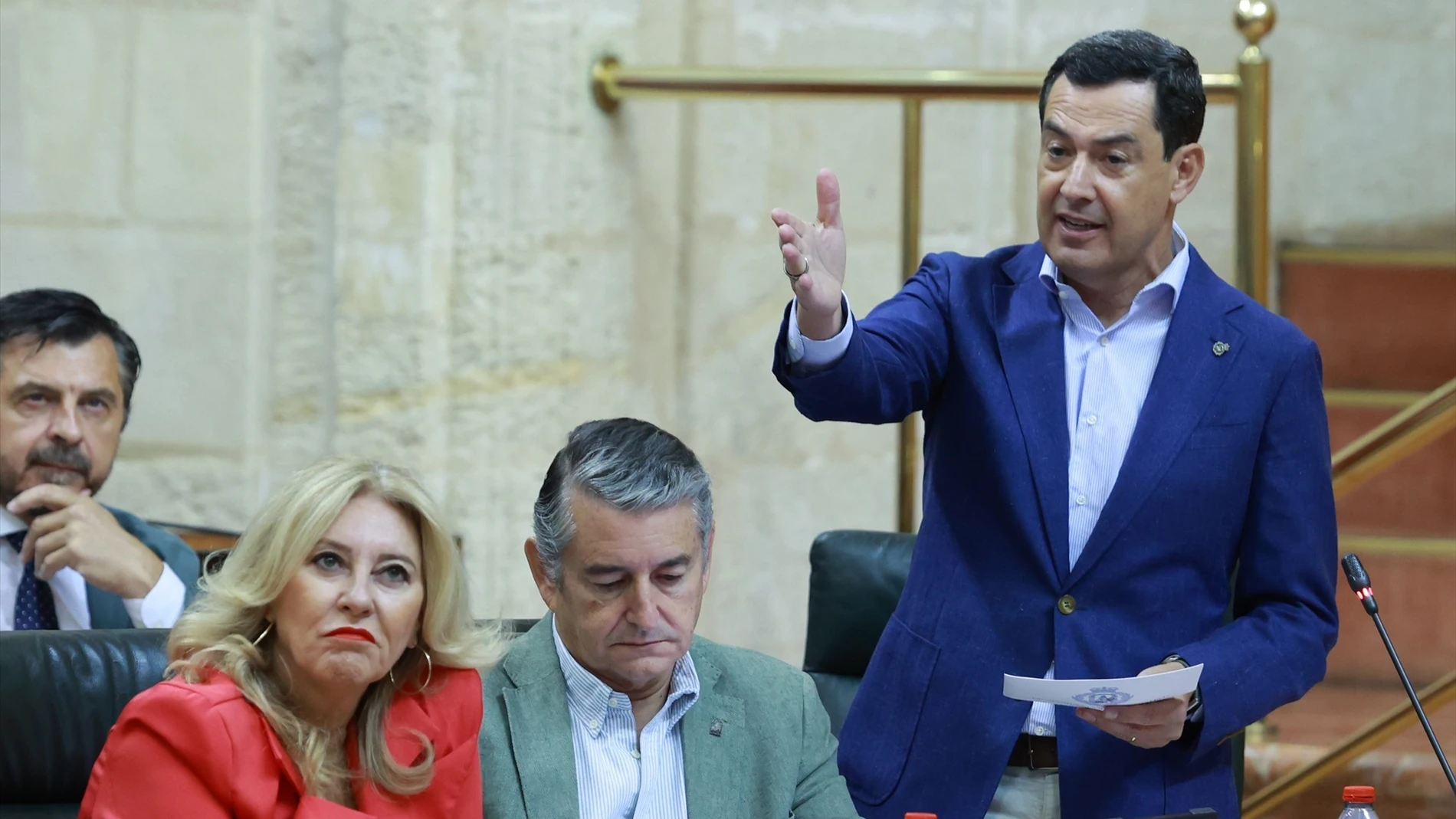 El presidente de la Junta, Juanma Moreno, en la sesión plenaria de este jueves en la Cámara autonómica