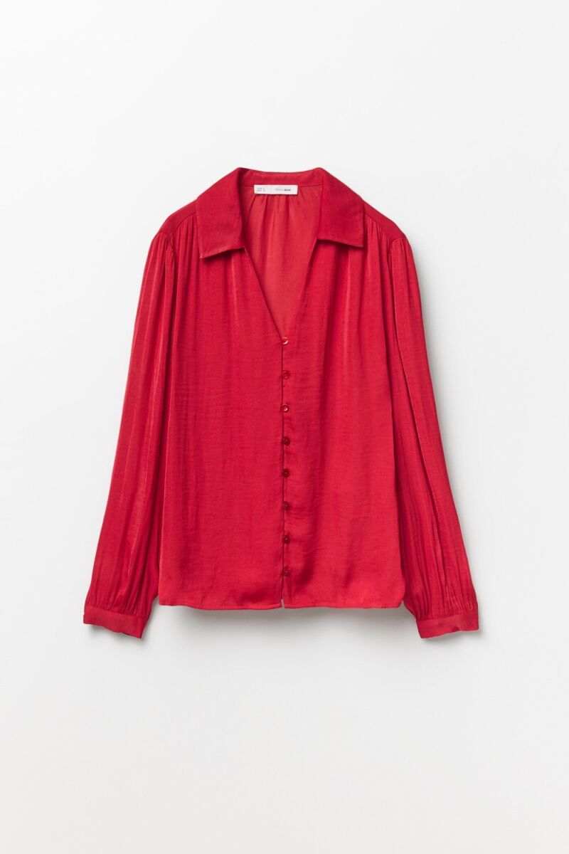 Blusa lisa fluida con cuello camisa y botones.