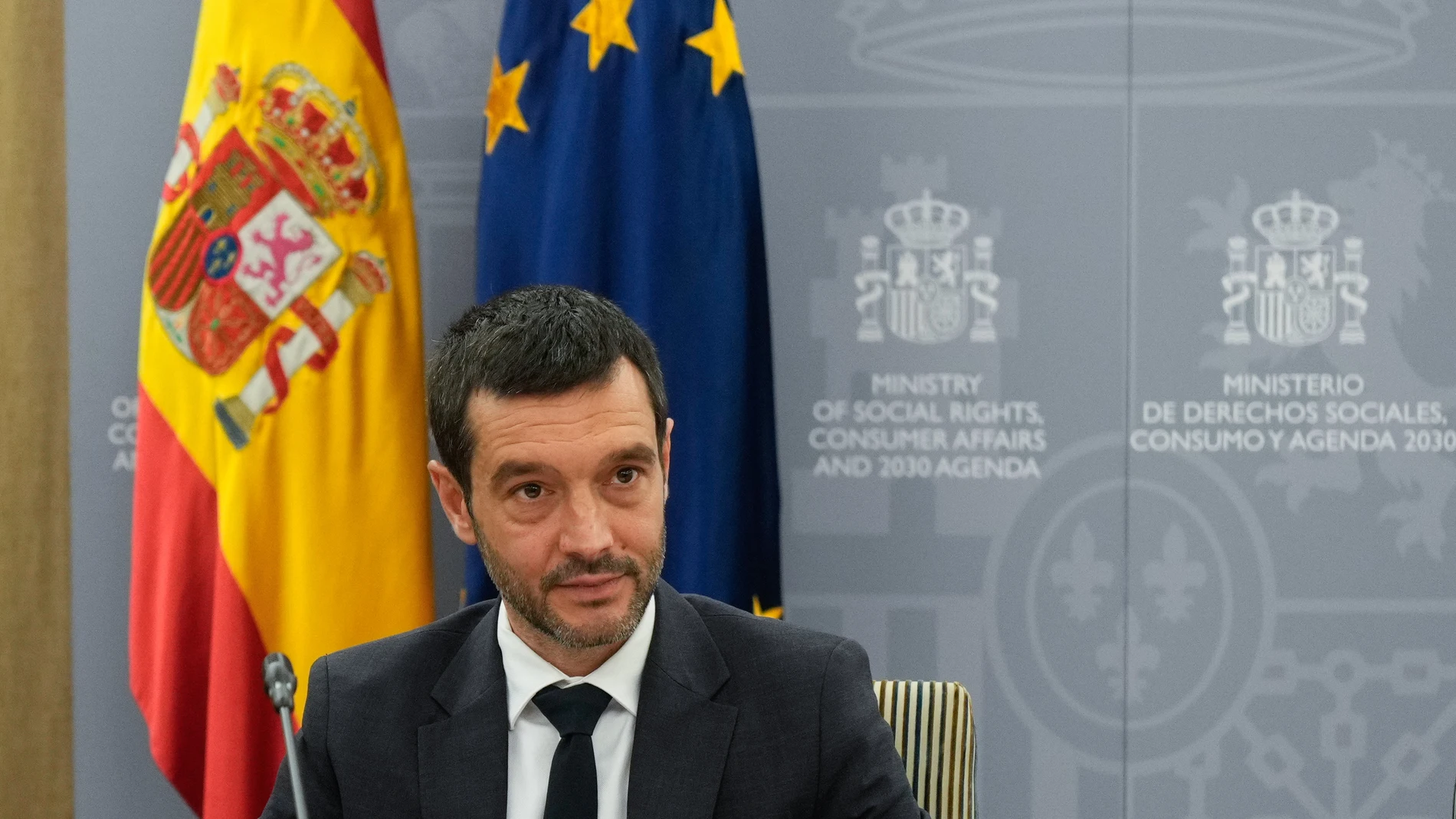 MADRID, 11/09/2025.- El ministro de Derechos Sociales, Pablo Bustinduy durante la reunión que ha mantenido este jueves con representantes de la Plataforma Mayores y Pensionistas (PMP) en la sede del Ministerio de Seguridad Social. EFE/Borja Sánchez-Trillo
