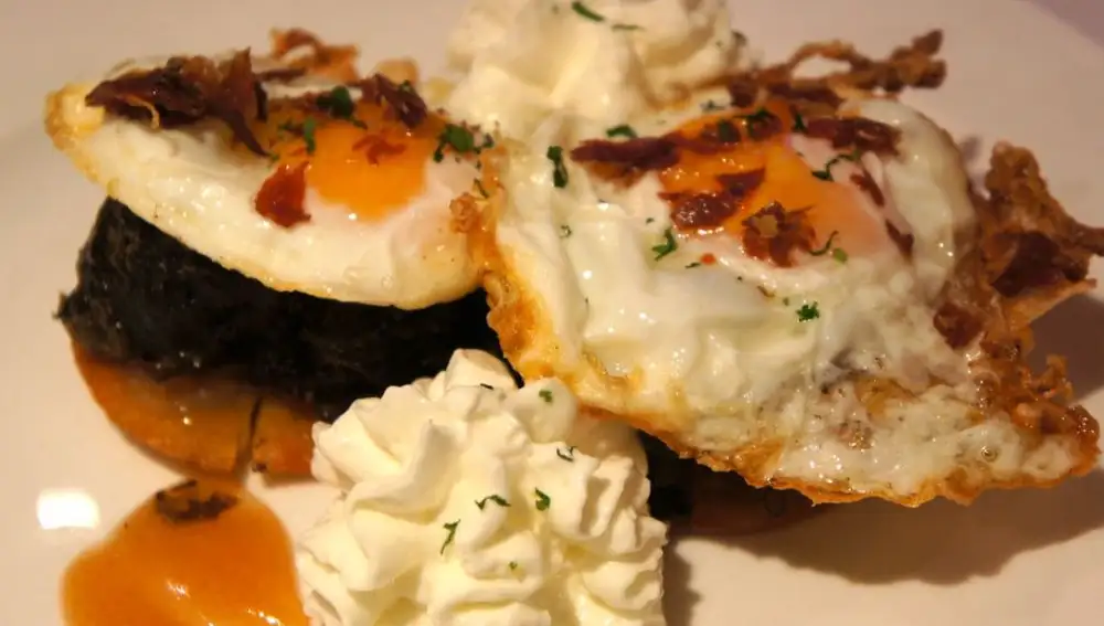 Tortos con pantrucu, sobre cebolla confitada, huevo, Gamonéu y manzana