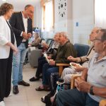 El presidente de la Diputación de Segovia, Miguel Ángel de Vicente, visita la residencia La Alameda 
