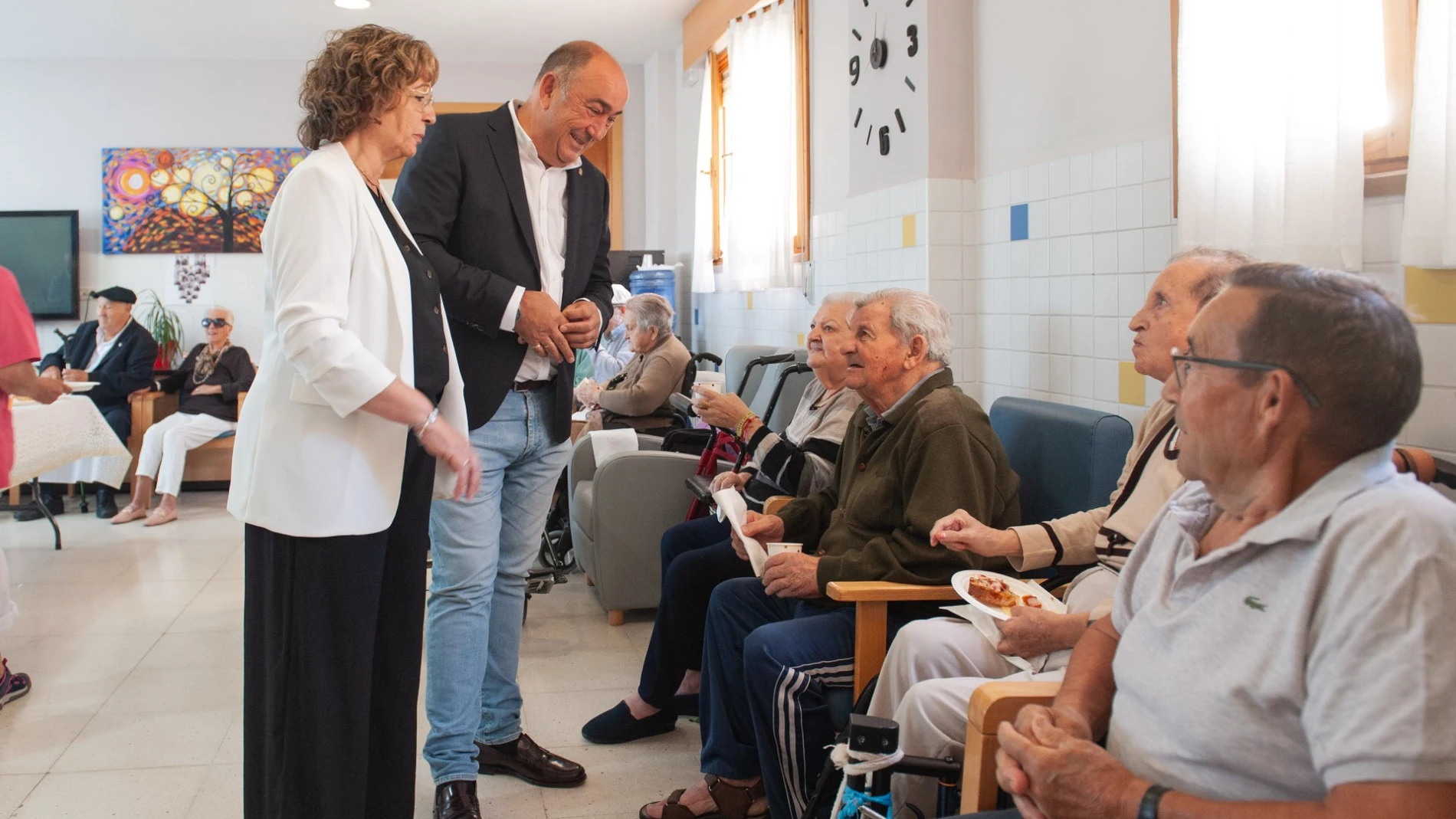 El presidente de la Diputación de Segovia, Miguel Ángel de Vicente, visita la residencia La Alameda