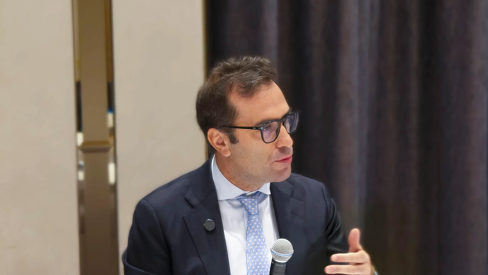 TOKIO, 11/09/2025.- El ministro de Economía, Comercio y Empresa de España, Carlos Cuerpo, participa en un encuentro con inversores japoneses en Tokio, durante la primera de dos jornadas de viaje a Japón, centrada en reuniones con inversores y su homólogo nipón, además de una visita a la Expo de Osaka. EFE/María Roldán
