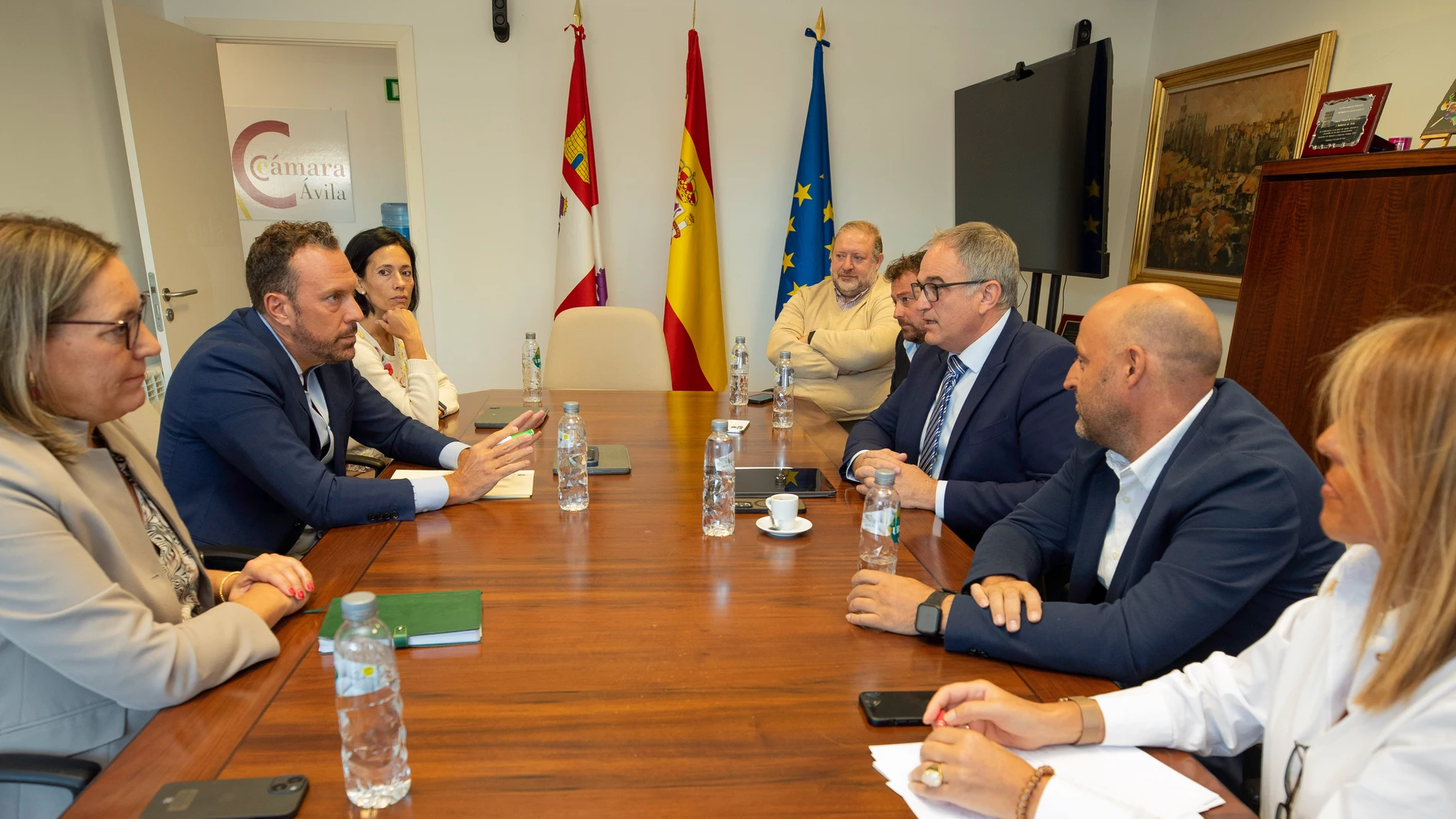 Los parlamentarios del PP de Ávila, encabezados por Héctor Palencia, portavoz del PP en la Comisión de Transportes del Congreso de los Diputados, analiza en una reunión de trabajo con la Cámara de Comercio e Industria de Ávila