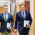 El portavoz de la Junta, Carlos Fernández Carriedo, y el director de Comunicación, Julio López, antes de explicar los acuedos del Consejo de Gobierno