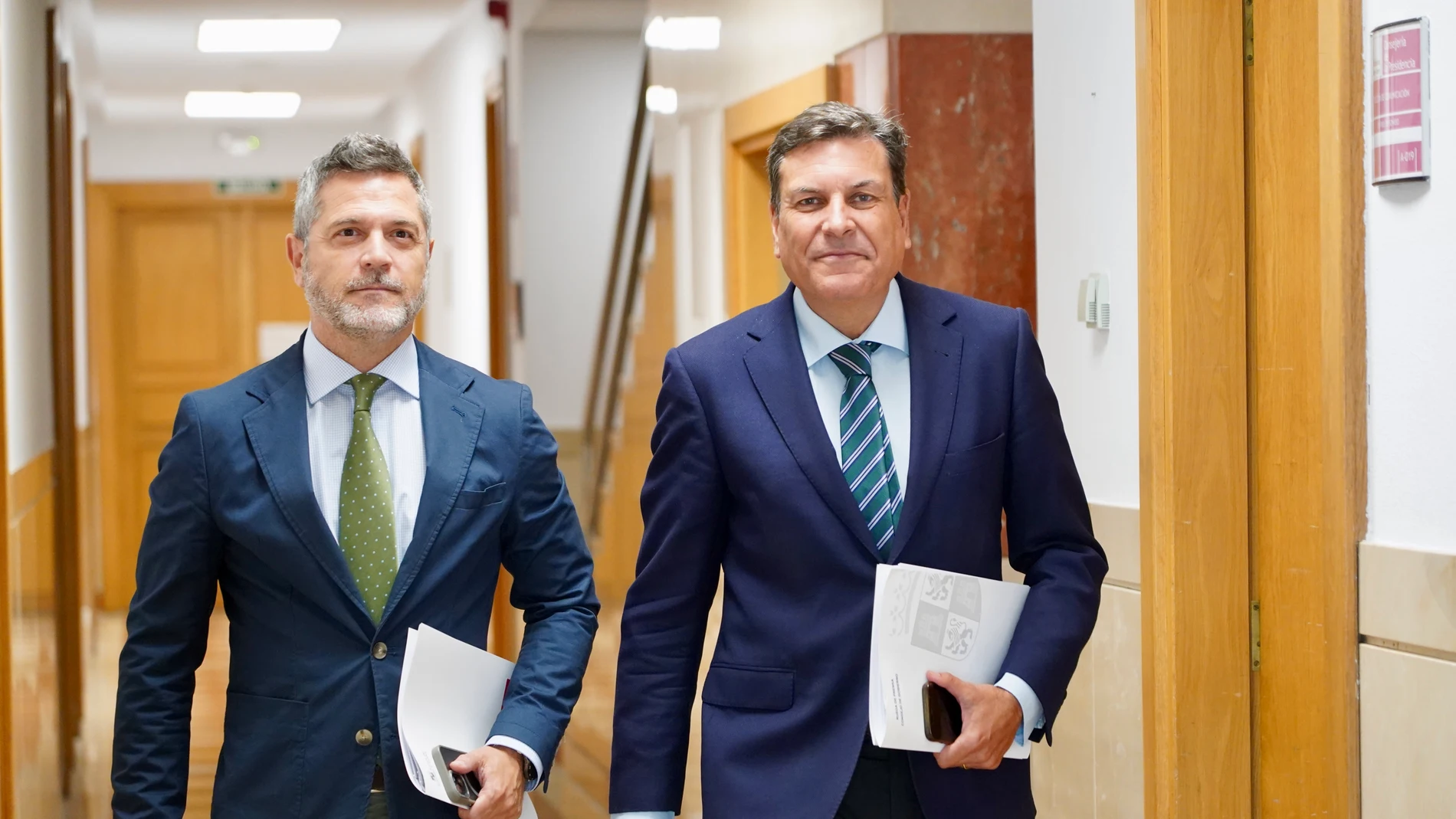 El portavoz de la Junta, Carlos Fernández Carriedo, y el director de Comunicación, Julio López, antes de explicar los acuedos del Consejo de Gobierno