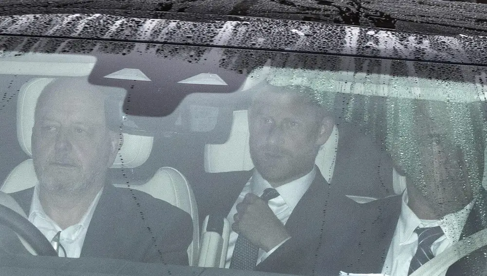 El príncipe Harry llegando a Clarence House