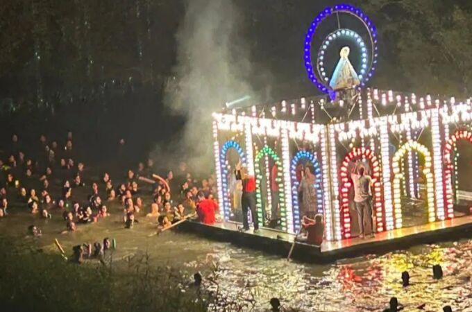 Imagen de una de las procesiones de la Virgen de Alarilla cruzando el río