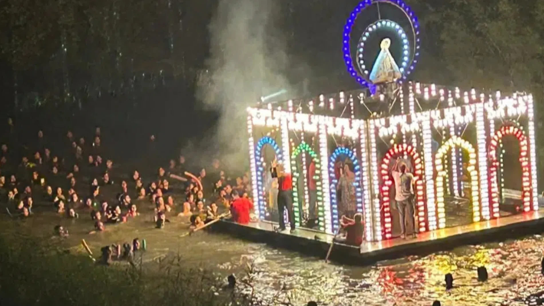 Imagen de una de las procesiones de la Virgen de Alarilla cruzando el río