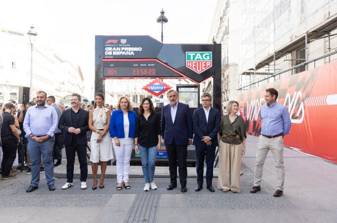 Acto de la Formula 1 en la pUerta del Sol a falta de una año para que arranque el mismo.