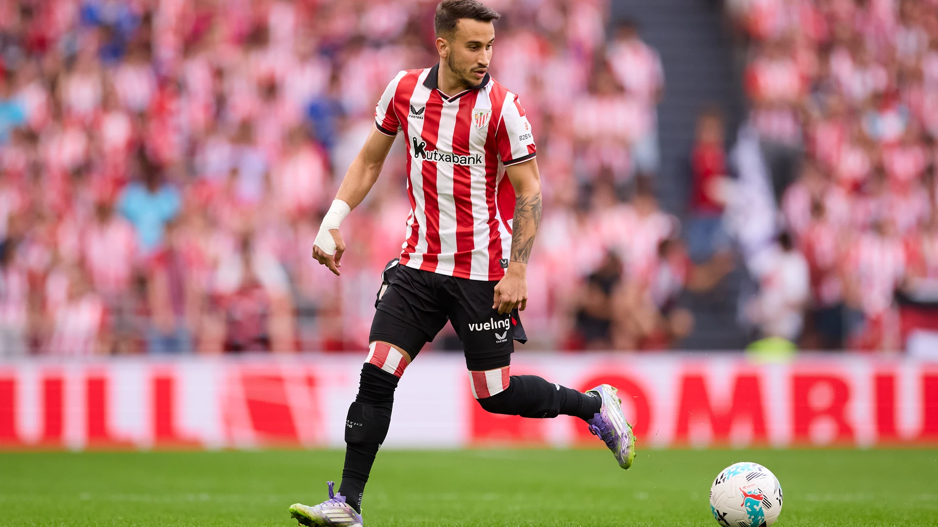 Alex Berenguer of Athletic Club in action during the LaLiga EA Sports match between Athletic Club and Deportivo Alaves at San Mames on September 13, 2025, in Bilbao, Spain.AFP7 13/09/2025 ONLY FOR USE IN SPAIN