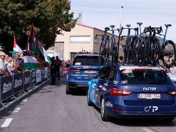 ROBLEDO DE CHAVELA (MADRID), 13/09/2025.- Manifestantes propalestinos al paso de veh&iacute;culos del equipo Israel Premier Tech antes de darse la salida de la vig&eacute;sima etapa de La Vuelta a Espa&ntilde;a disputada este s&aacute;bado entre las localidades madrile&ntilde;as de Robledo de Chabela y el Puerto de Navacerrada con un recorrido de 165.6 km. EFE/ Javier Liz&oacute;n 