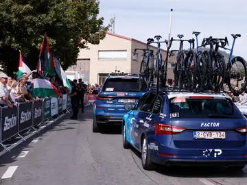 Vigésima etapa de La Vuelta a España ROBLEDO DE CHAVELA (MADRID), 13/09/2025.- Manifestantes propalestinos al paso de vehículos del equipo Israel Premier Tech antes de darse la salida de la vigésima etapa de La Vuelta a España disputada este sábado entre las localidades madrileñas de Robledo de Chabela y el Puerto de Navacerrada con un recorrido de 165.6 km. EFE/ Javier Lizón