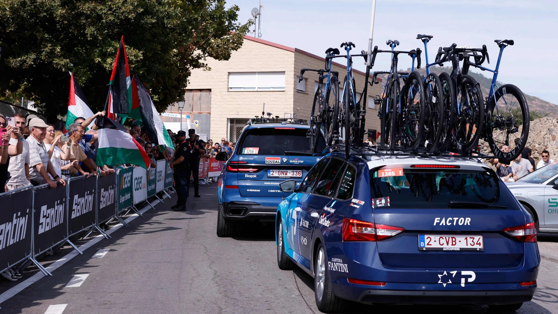 ROBLEDO DE CHAVELA (MADRID), 13/09/2025.- Manifestantes propalestinos al paso de vehículos del equipo Israel Premier Tech antes de darse la salida de la vigésima etapa de La Vuelta a España disputada este sábado entre las localidades madrileñas de Robledo de Chabela y el Puerto de Navacerrada con un recorrido de 165.6 km. EFE/ Javier Lizón