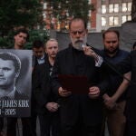 Vigila en Nueva York en homenaje a Charlie Kirk 