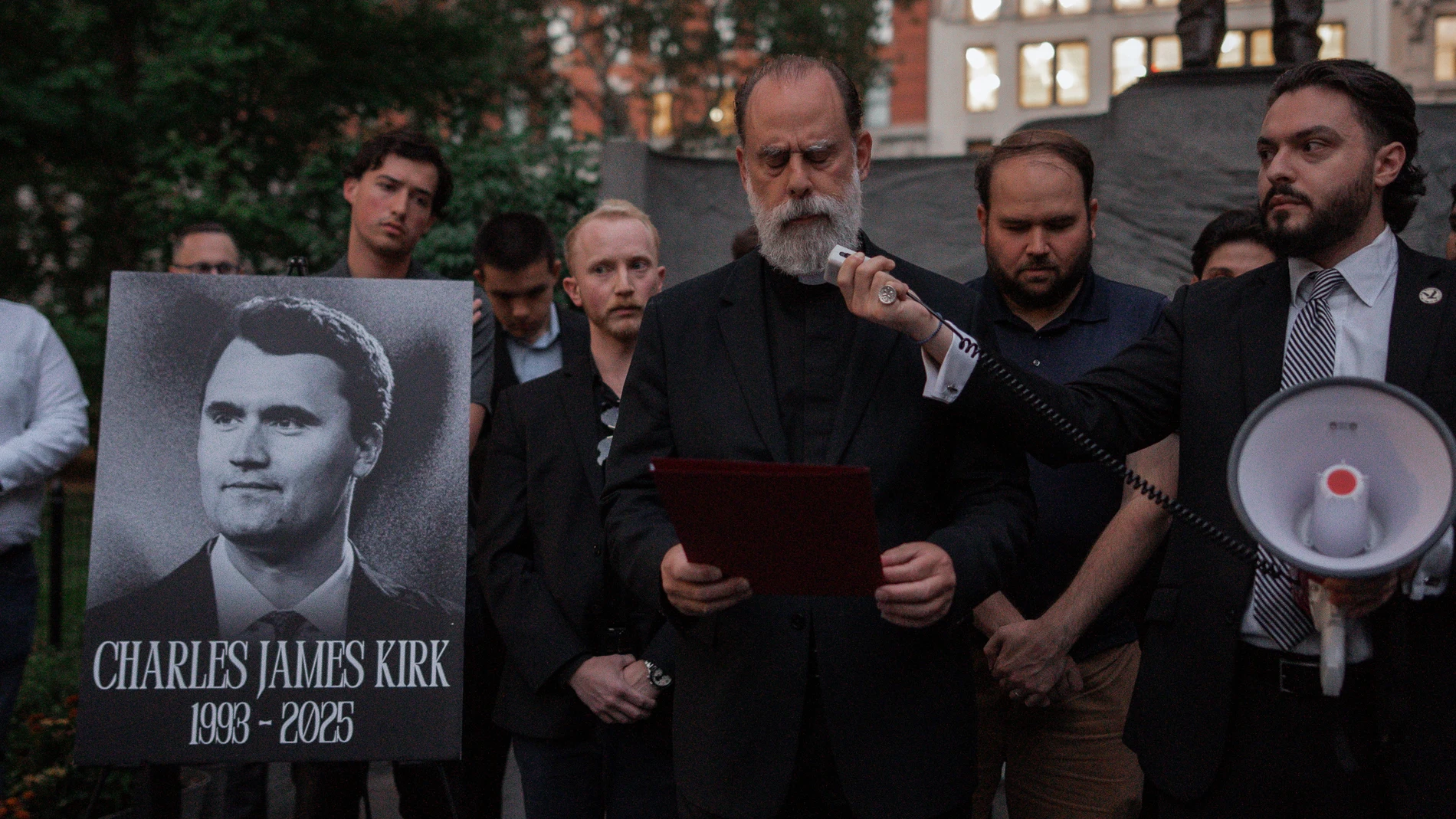 Vigila en Nueva York en homenaje a Charlie Kirk