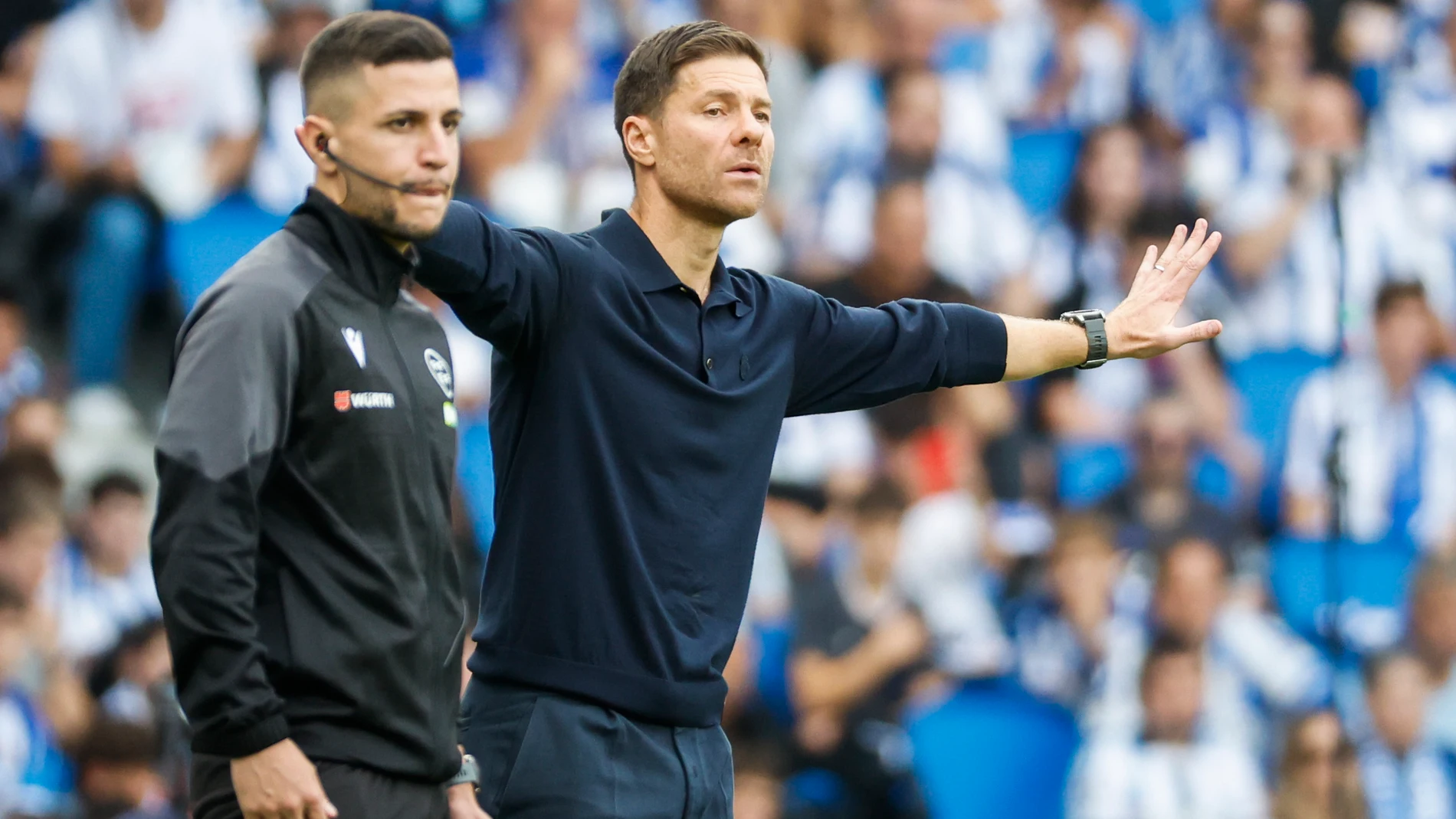 SAN SEBASTIÁN, 13/09/2025.-El entrenador del Real Madrid Xavi Alonso, durante el partido de la jornada 4 de La Liga EA Sports este sábado en el estadio Municipal de Anoeta en San Sebastián.- EFE/ Javier Etxezarreta