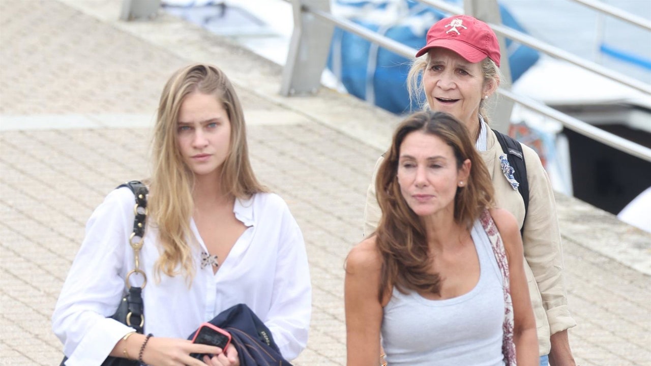 La Infanta Elena e Irene Urdangarin, dos looks clásicos (y a juego) para un reencuentro con Don Juan Carlos