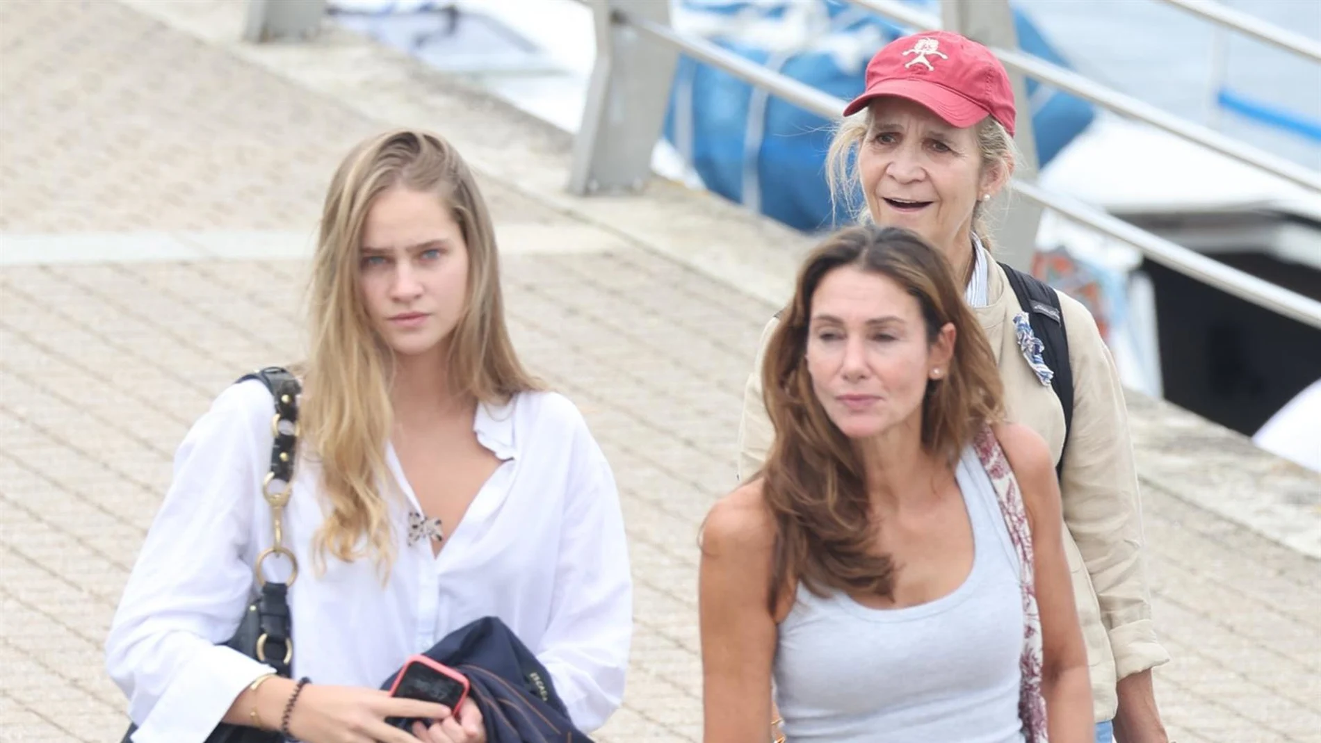 La Infanta Elena, Irene Urdangarin y Simoneta Gómez-Acebo... Don Juan Carlos se reúne con su familia en Sanxenxo