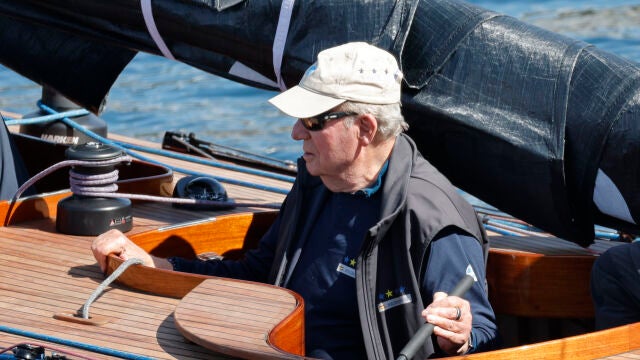 El rey Juan Carlos asiste a la segunda jornada del Trofeo Diputaci&oacute;n de Pontevedra,