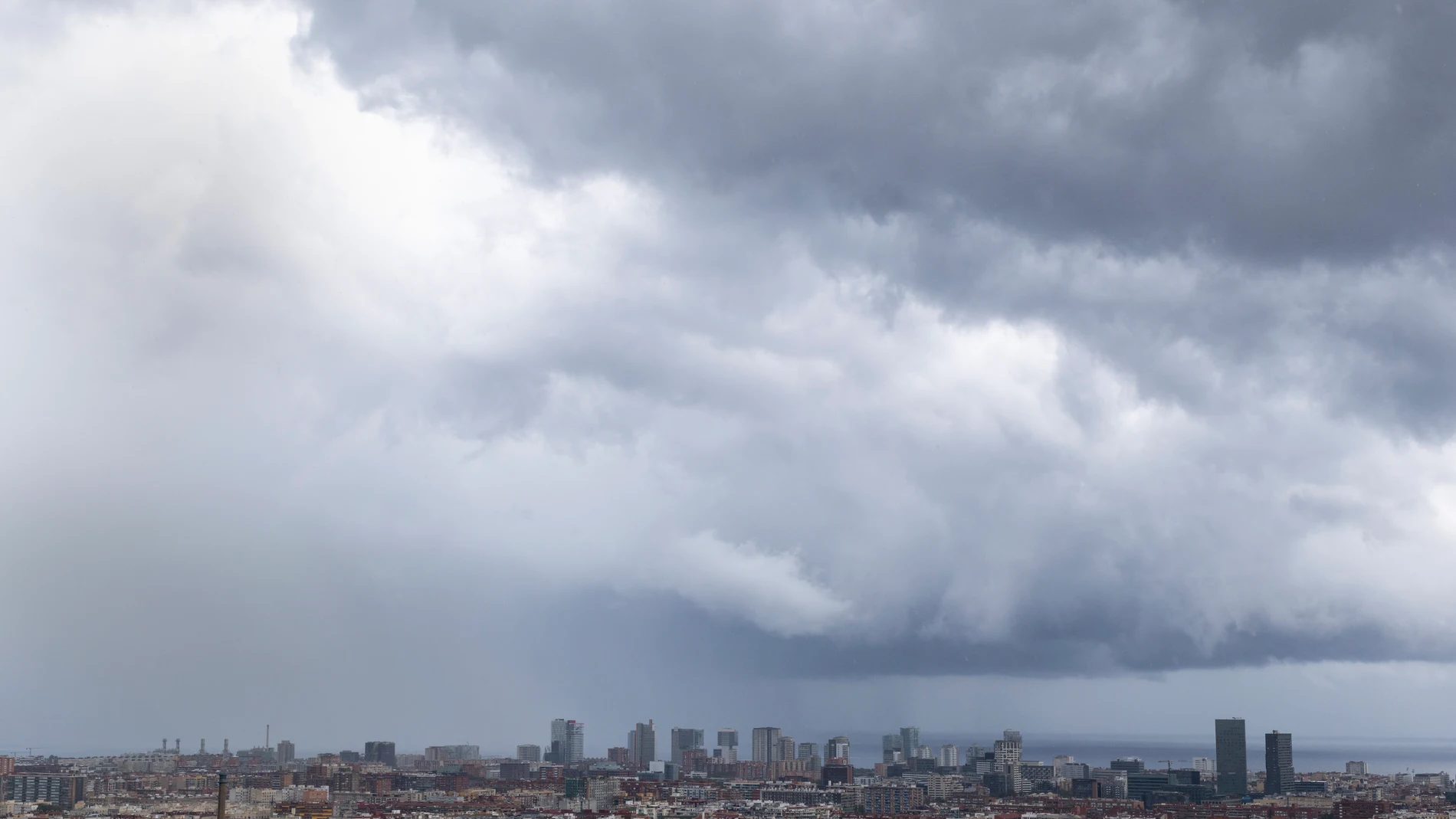 BARCELONA, 13/09/2025.-Una intensa tormenta cae este sábado sobre Barcelona, mientras Protección Civil de la Generalitat mantiene activado en alerta el Plan Especial de Emergencias por Inundaciones. EFE/ Marta Pérez
