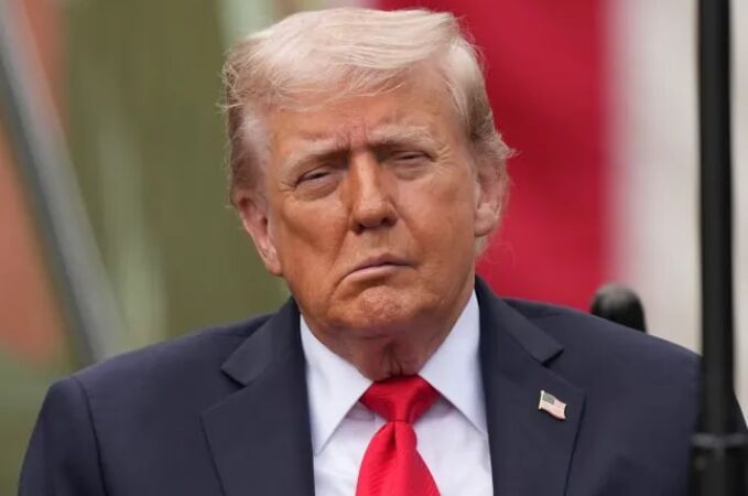 Imagen de Donald Trumo con la mitad derecha de la cara "paralizada"