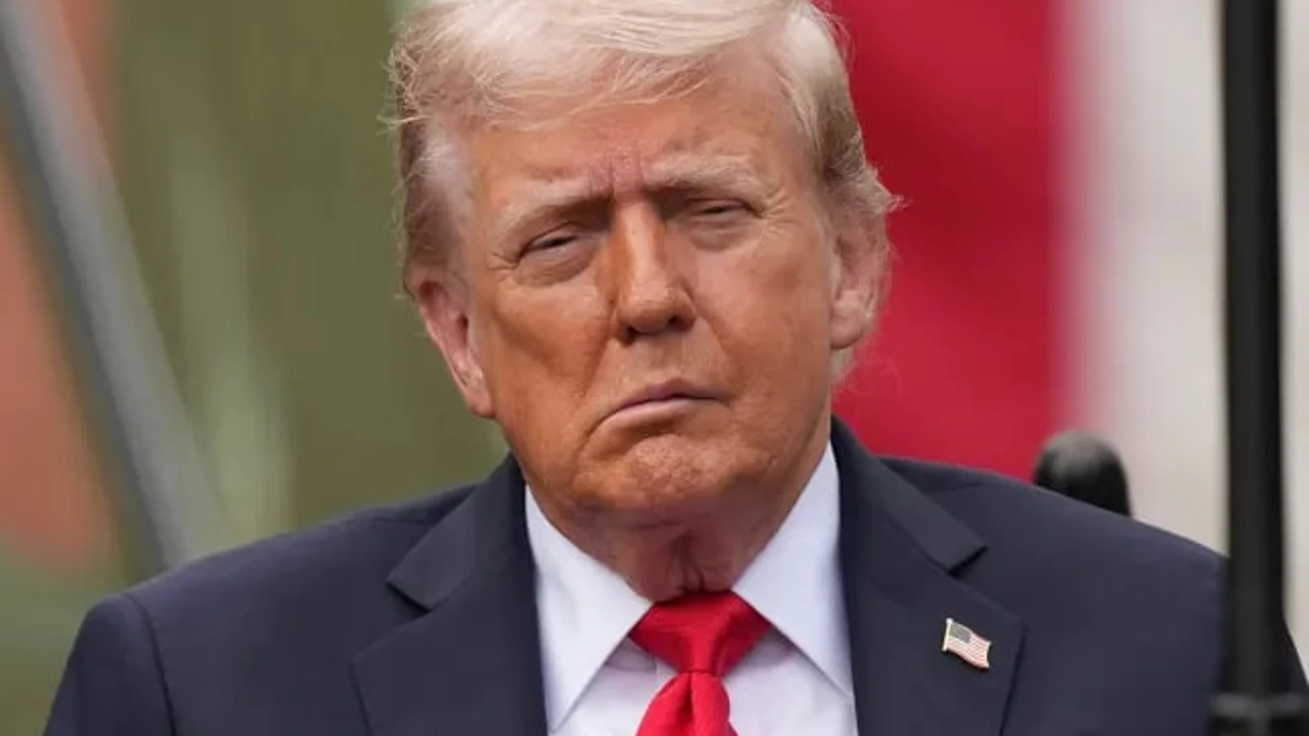Imagen de Donald Trumo con la mitad derecha de la cara "paralizada"