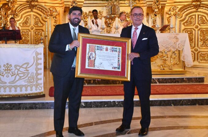 El presidente López Miras recibe "con orgullo" su nombramiento como Mayordomo de Honor del Paso Blanco