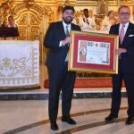 El presidente López Miras recibe "con orgullo" su nombramiento como Mayordomo de Honor del Paso Blanco