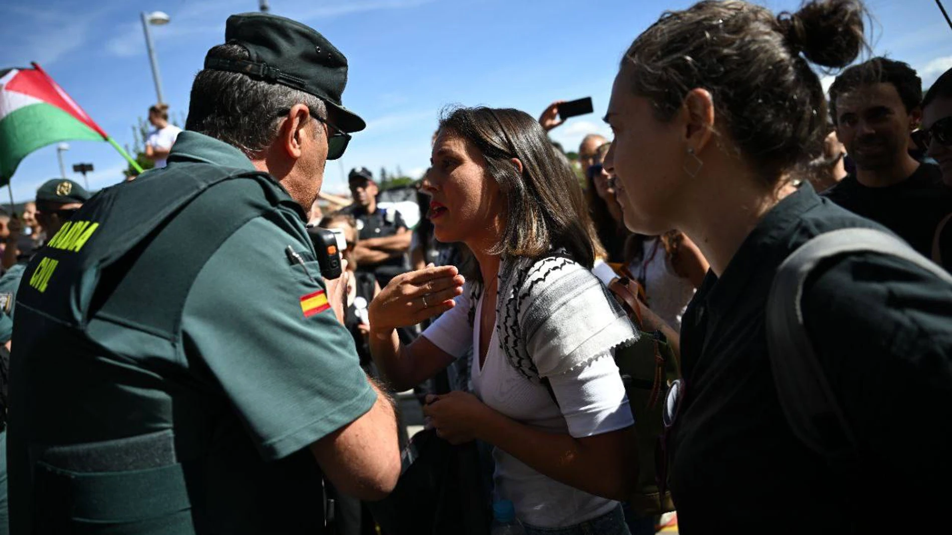 CERCEDILLA (MADRID), 13/09/2025.- La eurodiputada y número dos de Podemos, Irene Montero, participa en la concentración pro Palestina en Cercedilla. La vigésima etapa de la Vuelta que se disputa entre Robledo de Chavela y La Bola del Mundo ha sufrido un pequeño recorte en su recorrido evitando el paso por la localidad de Cercedilla debido a la concentración de manifestantes propalestinos. EFE/Podemos /SOLO USO EDITORIAL/SOLO DISPONIBLE PARA ILUSTRAR LA NOTICIA QUE ACOMPAÑA (CRÉDITO OBLIGATORIO)