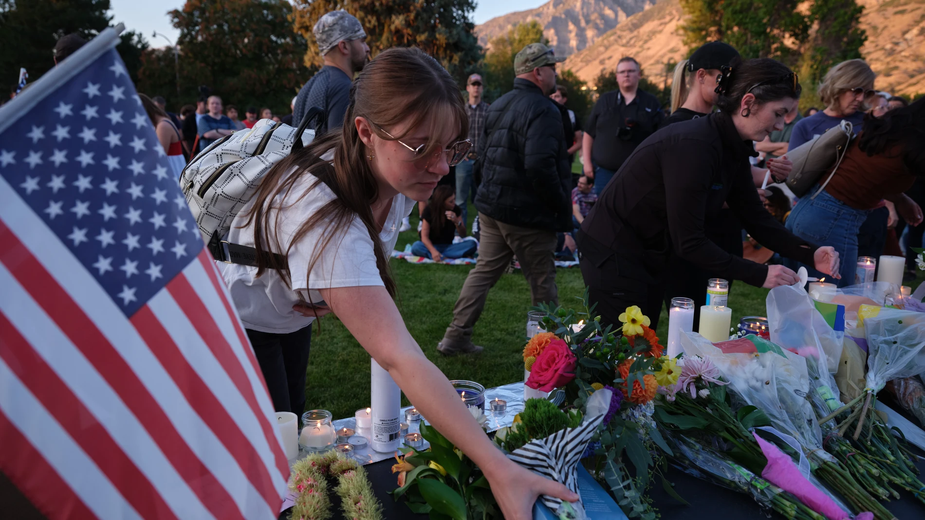PROVO (USA), 13/09/2025.- People attend a vigil honoring slain conservative political activist Charlie Kirk during an event in Provo, Utah, USA, 12 September 2025 (issued 13 September 2025). Kirk was shot and killed on 10 September during a stop on his American Comeback Tour organized by Turning Point USA at Utah Valley University. Tyler Robinson has been arrested and identified as the suspected shooter. EFE/EPA/LINDSAY D'ADDATO