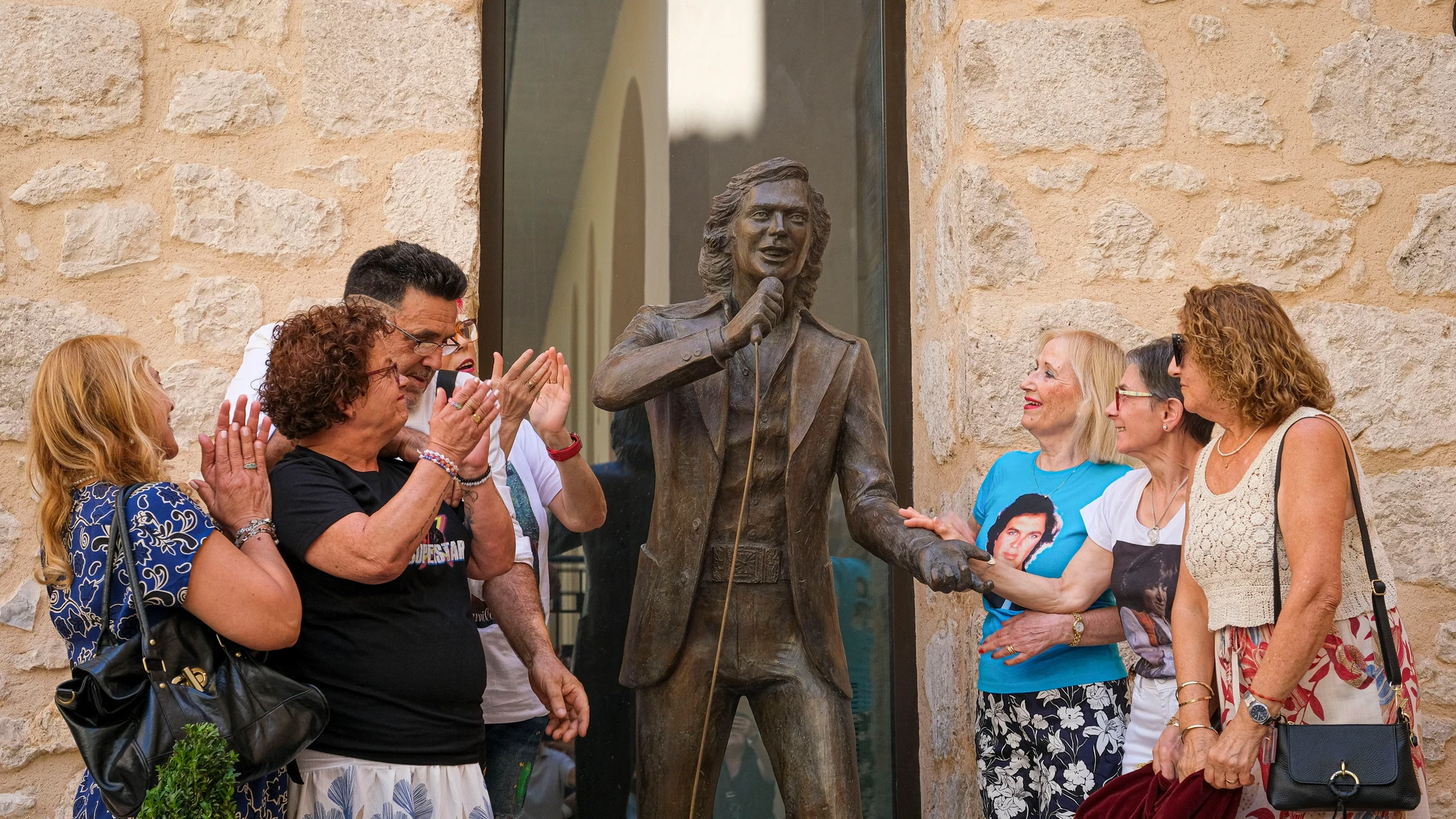 GRAFCVA9207. ALCOY (ALICANTE), 13/09/2025.- Seguidores de todo el mundo de Camilo Sesto descubren una escultura del artista en su población natal, Alcoy (Alicante). EFE/Pablo Miranzo
