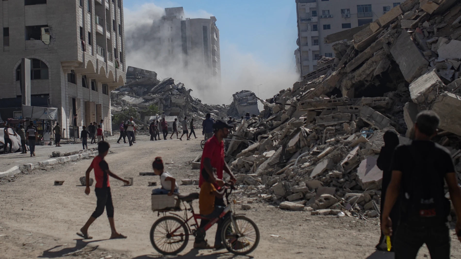 Gaza City (---), 13/09/2025.- Palestinians react after a residential building was hit by an Israeli airstrike in Gaza City, 13 September 2025. EFE/EPA/HAITHAM IMAD