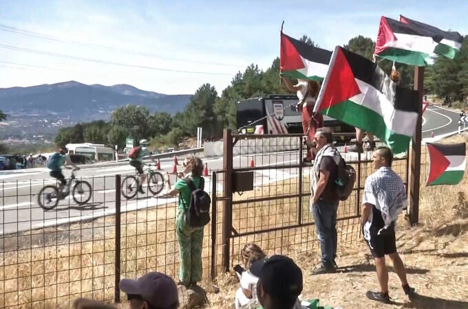 Protestas en Navacerrada por la participación de Israel en la Vuelta